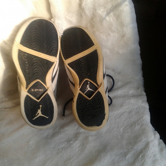 Young boys Jr.6 Jordan team basketball sneakers - Picture 2 of 5